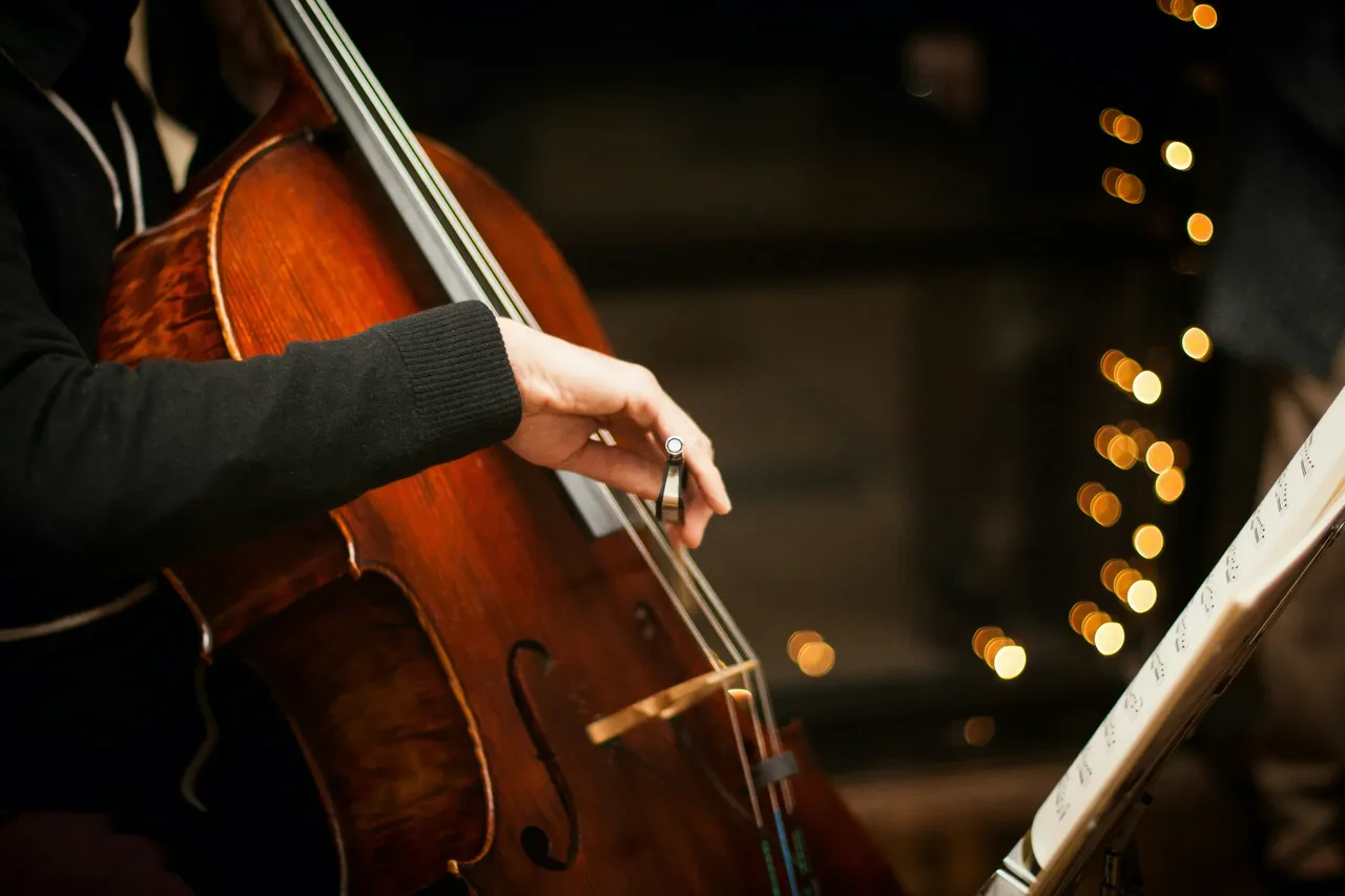 Établi de lutherie et violon dans le magasin Azzato