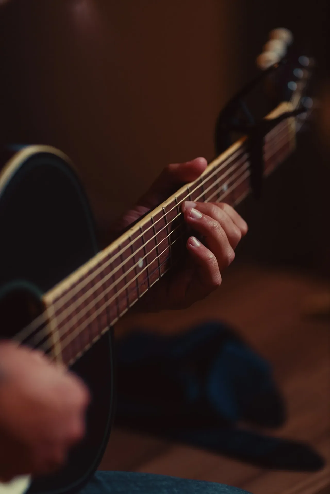 Violon posé sur l’établi de l’atelier Azzato