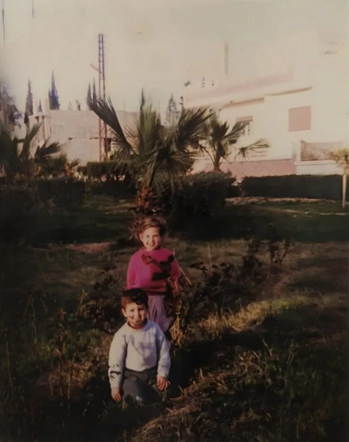 Photo d’époque de Georges et une amie dans un jardin en Syrie