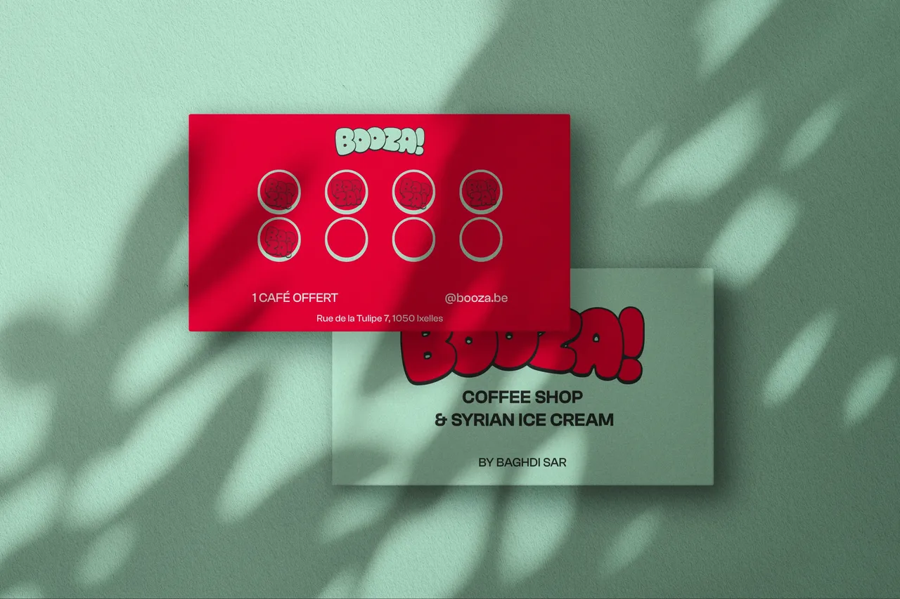 Carte de fidélité rouge Booza! à huit tampons posée sur une carte de visite menthe