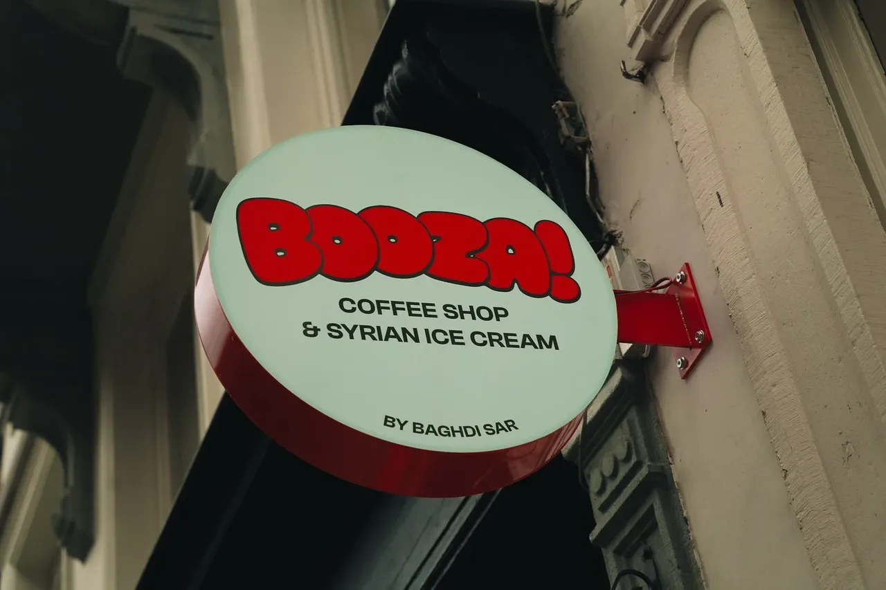 Enseigne ronde menthe Booza!, logo rouge et mention « Coffee shop & Syrian ice cream, by Baghdi Sar »
