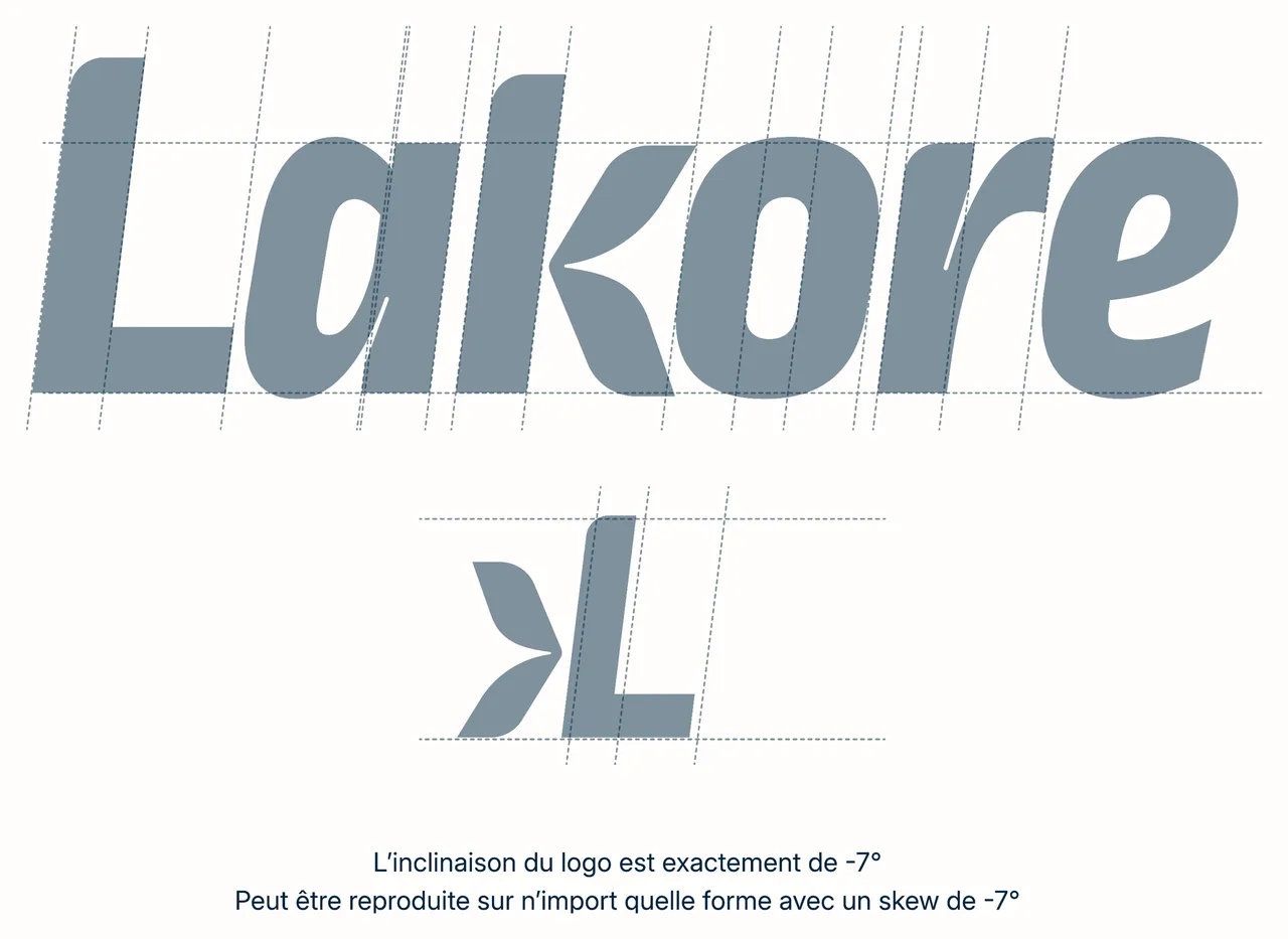 Construction du logotype Lakore sur sa grille, avec l'inclinaison de -7° et le monogramme L