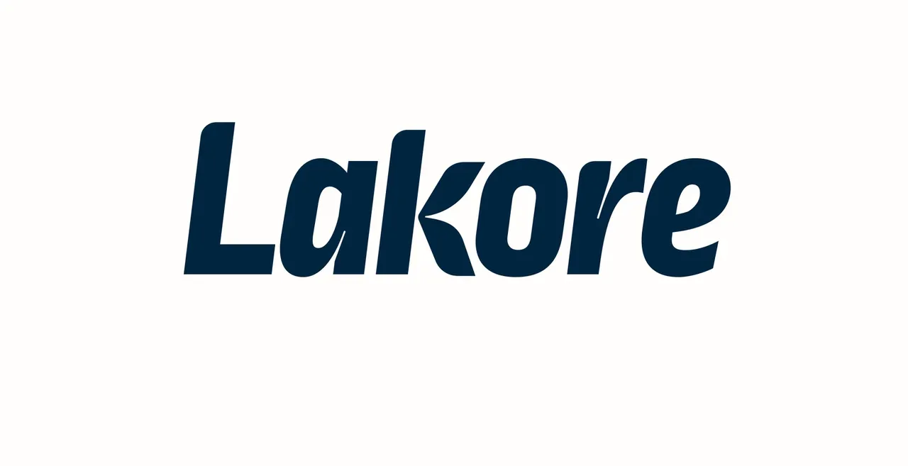 Logotype Lakore en italique grasse bleu nuit, lettres serrées, sur un fond crème uni