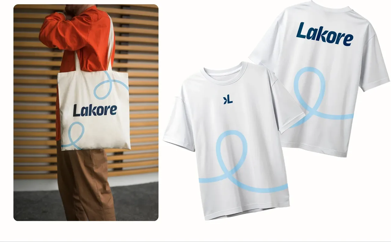 Tote bag et deux t-shirts blancs Lakore, logotype bleu nuit, monogramme et une boucle bleu ciel dessinée d'un seul trait