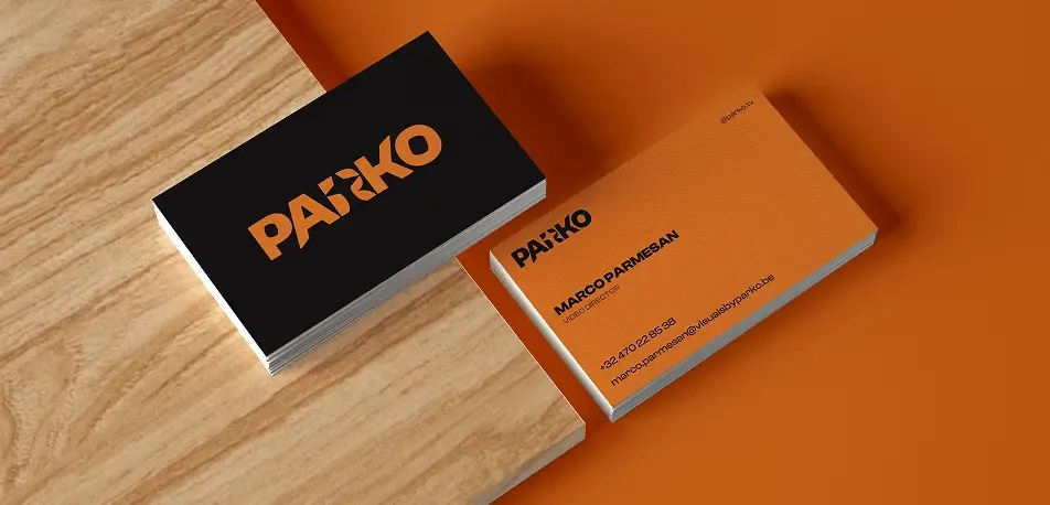 Cartes de visite Parko : recto noir au logo orange, verso orange avec les coordonnées de Marco, réalisateur vidéo