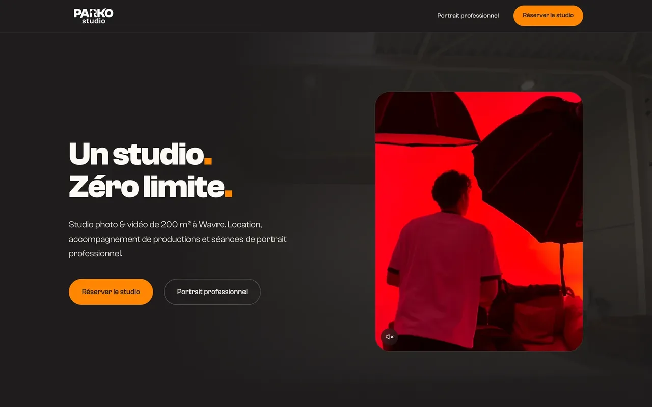 Accueil du site Parko Studio sur ordinateur : titre « Un studio. Zéro limite. », studio de 200 m² à Wavre, vidéo en lumière rouge