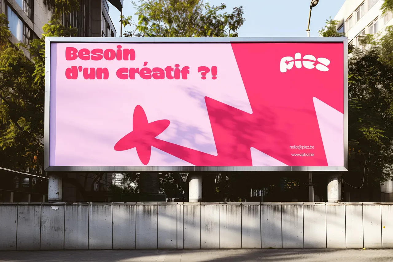 Panneau d'affichage Plez en rue, rose, avec l'accroche « Besoin d'un créatif ?! »