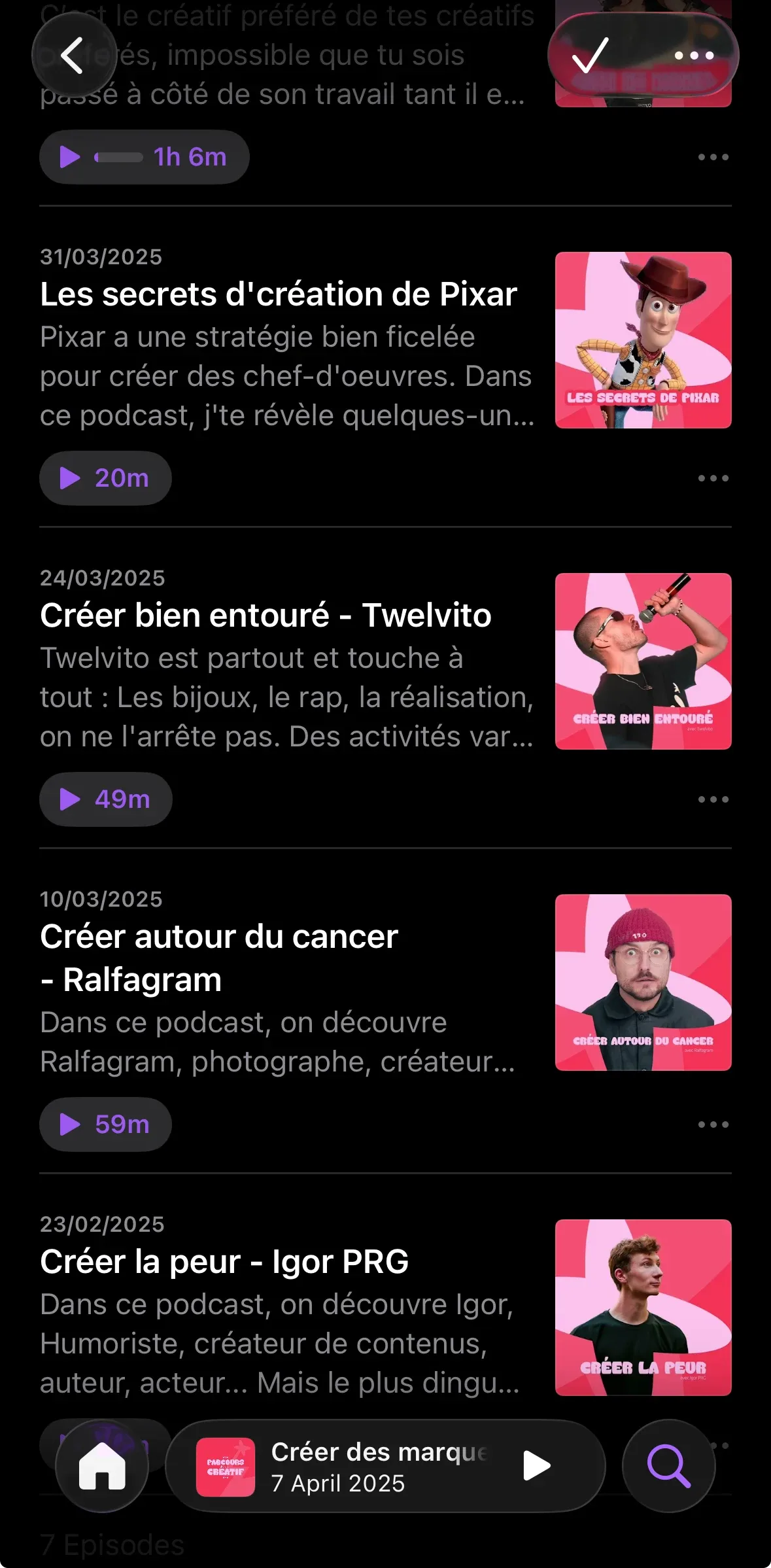 Liste d'épisodes du podcast Plez « Parcours d'un créatif » sur téléphone, chaque vignette rose au portrait de l'invité