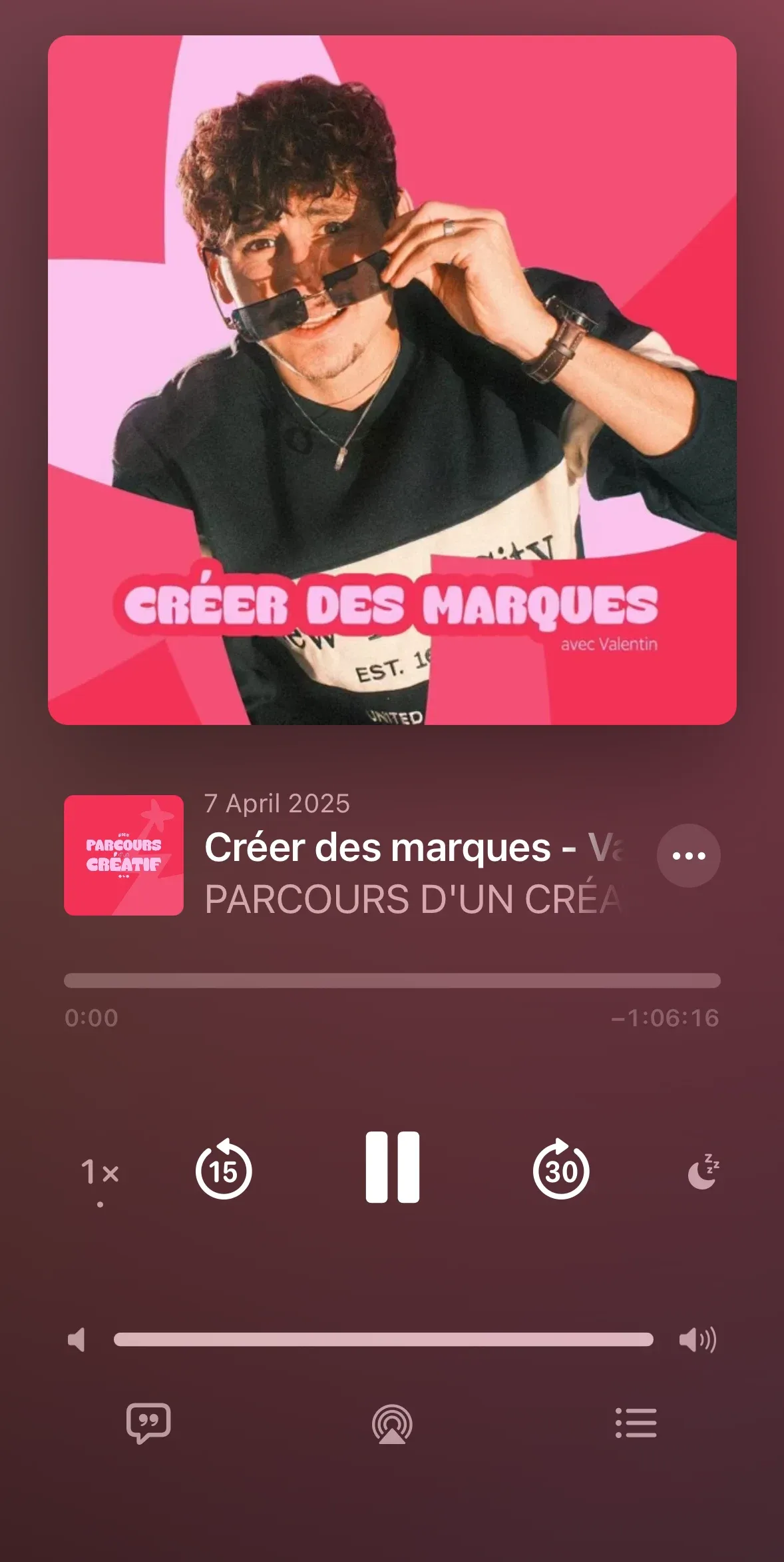 Lecteur de podcast sur téléphone : épisode « Créer des marques » de « Parcours d'un créatif », pochette rose de Plez