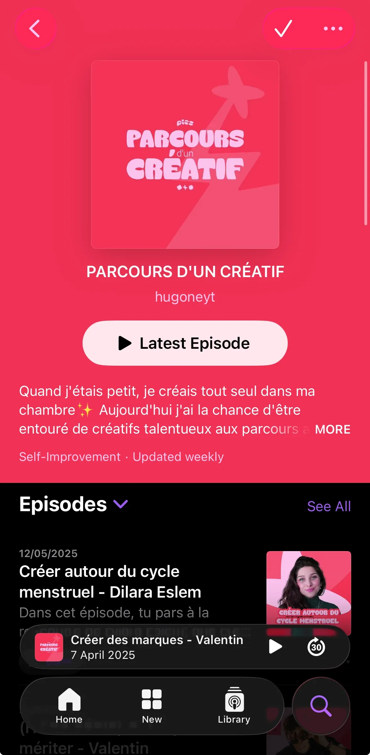 Page du podcast « Parcours d'un créatif » de Plez dans une app de podcasts sur téléphone : pochette rose, description et épisodes