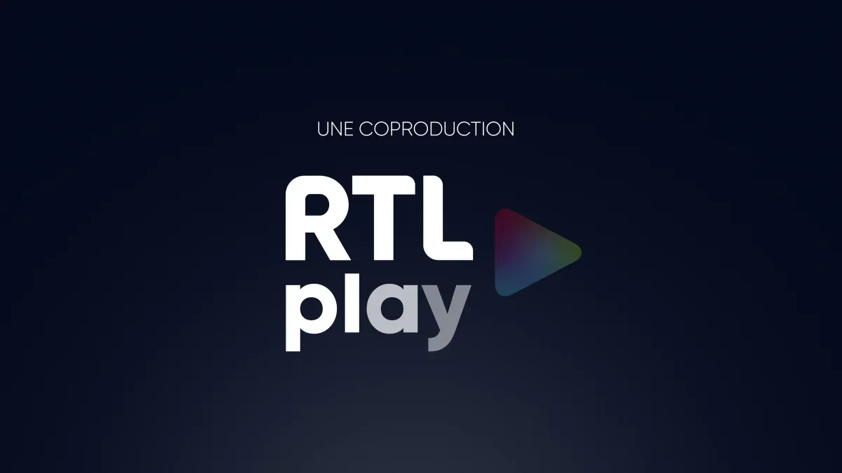 Fin du générique des coproductions RTL : « Une coproduction » et le logo RTL play sur fond bleu nuit
