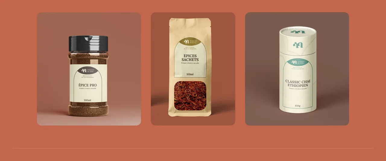 Trois emballages Artisanat de Saba : pot d'épices à bouchon noir, sachet d'épices à fenêtre et tube de chai