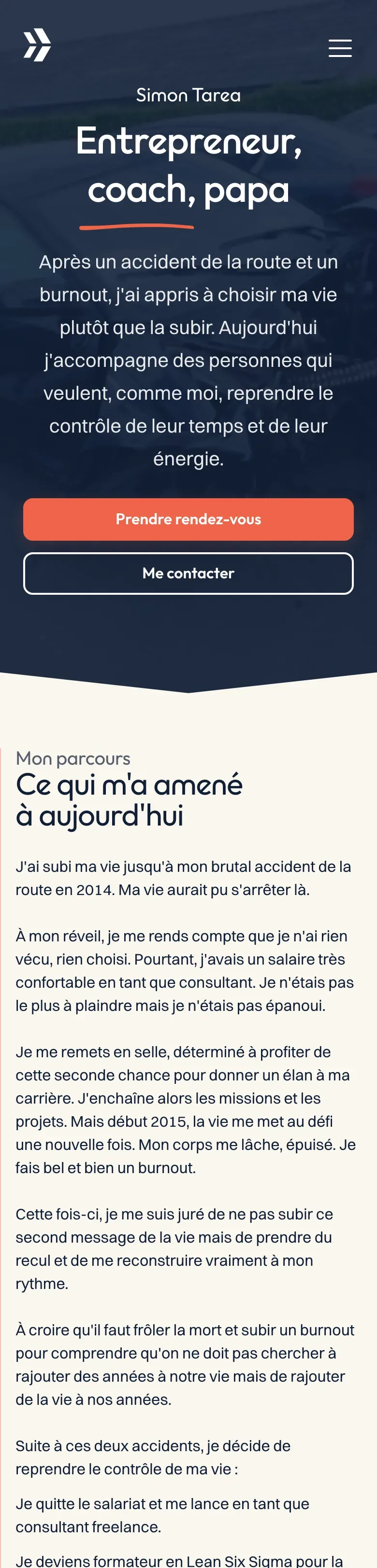 Page À propos sur téléphone : en-tête bleu nuit « Entrepreneur, coach, papa » sur la photo de l'accident, puis le récit « Ce qui m'a amené à aujourd'hui ».