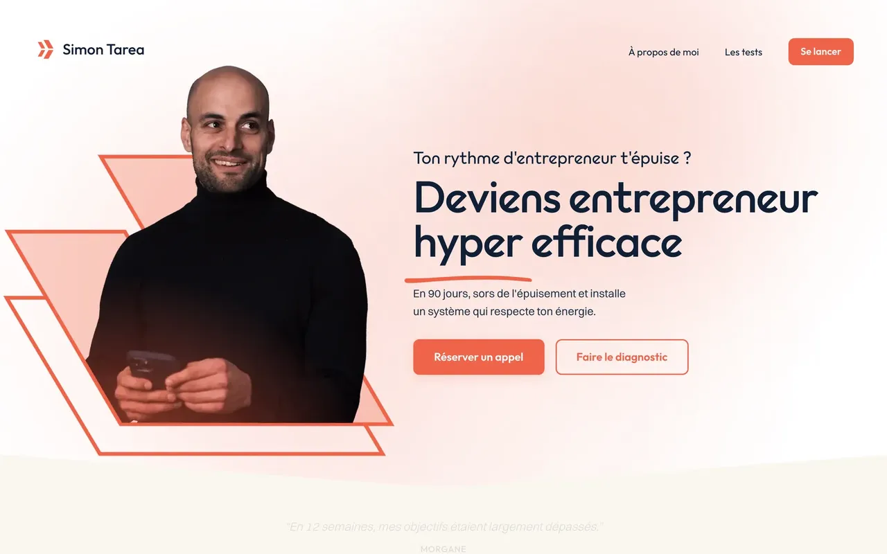 Accueil de simontarea.com sur ordinateur : portrait de Simon Tarea encadré de formes corail en biais, titre « Deviens entrepreneur hyper efficace » et deux boutons, réserver un appel ou faire le diagnostic.