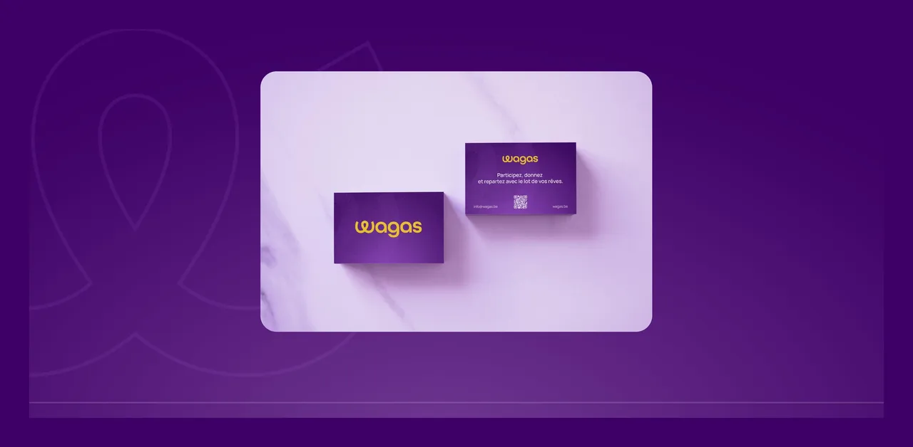 Deux cartes de visite Wagas violettes posées sur du marbre, logo jaune au recto, accroche et QR code au verso