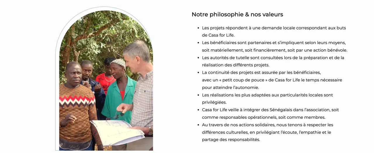 Section philosophie et valeurs du site Casa for Life, avec une photo d'équipe sur le terrain en arche