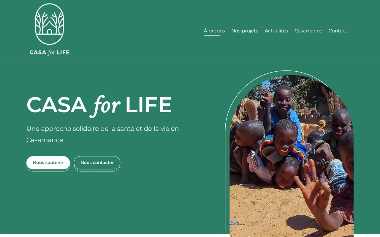 Page d'accueil du site Casa for Life : logo, accroche sur la Casamance et photo d'enfants en arche