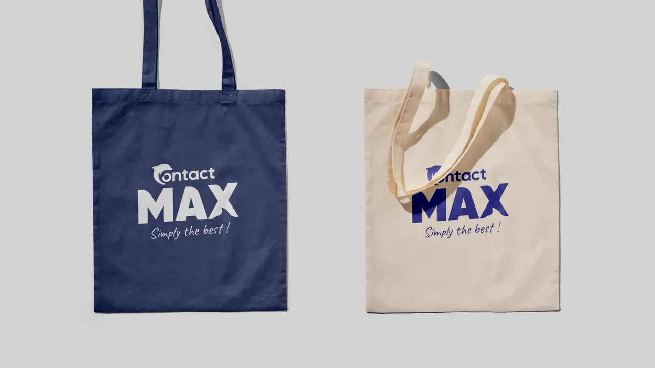 Deux tote bags Contact Max, l'un bleu marine au logo blanc, l'autre écru au logo bleu, avec « Simply the best ! »