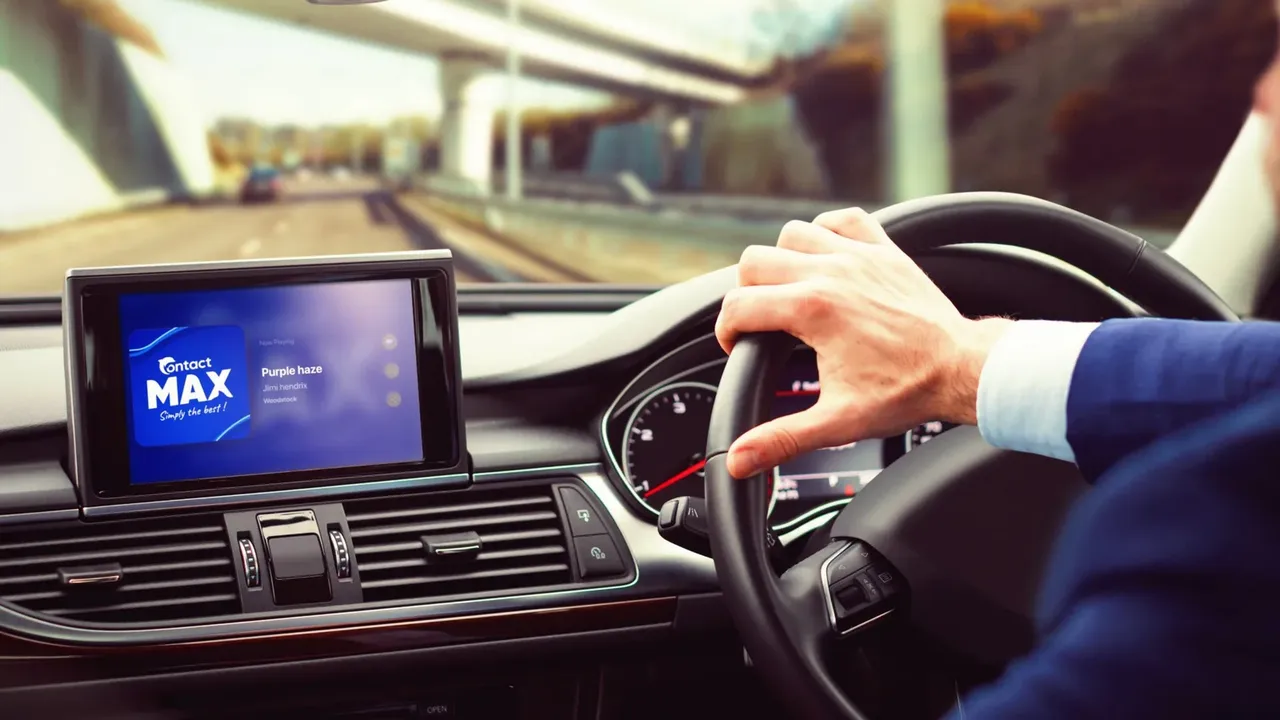 Écran de voiture affichant Contact Max en lecture, « Purple Haze » de Jimi Hendrix, un conducteur au volant sur l'autoroute