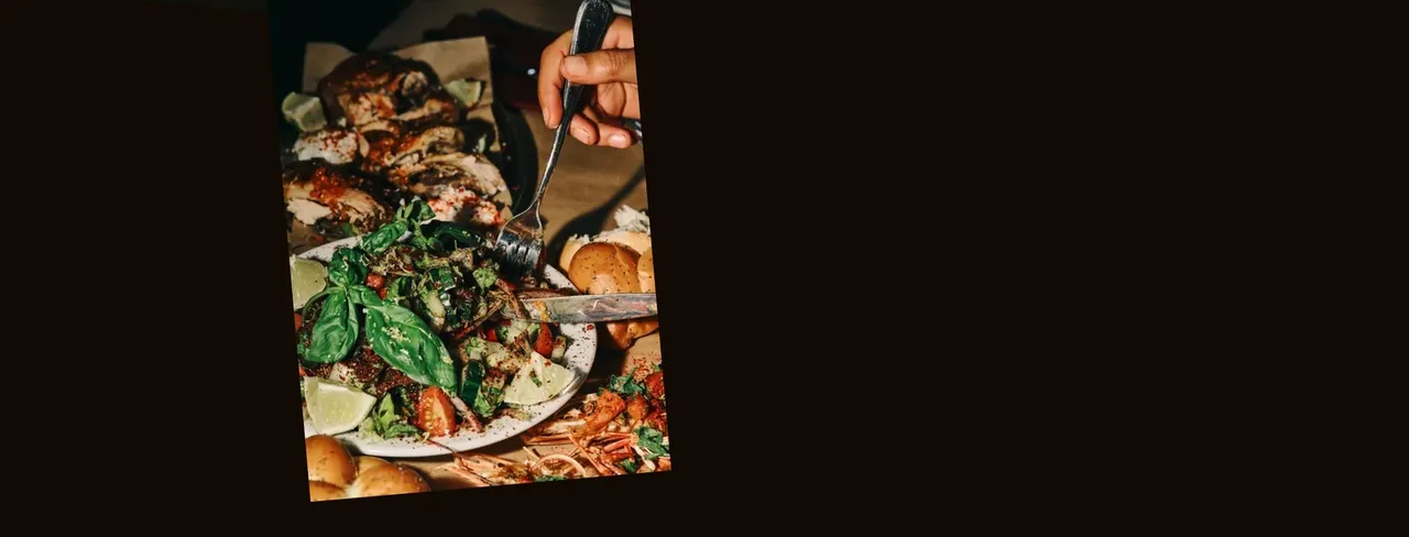 Photo d'un plat de cuisine syrienne inclinée sur fond sombre, dans le dossier de presse de Georges Baghdi Sar