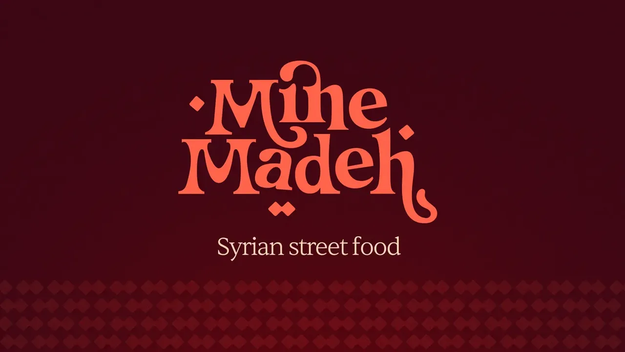Logo Mine Madeh « Syrian street food » en corail sur fond bordeaux, frise de losanges en pied