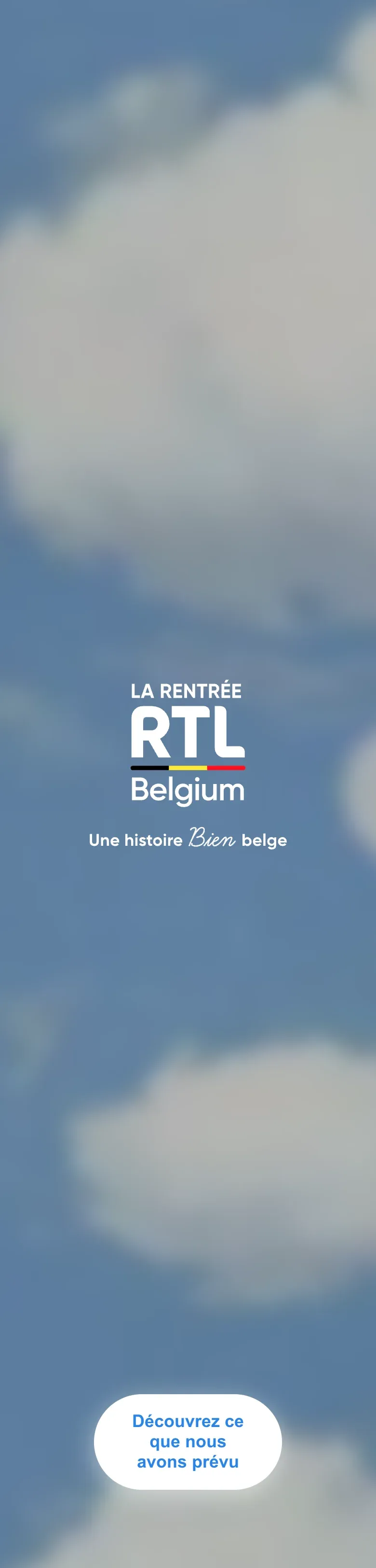Dossier de presse de la rentrée RTL Belgium sur téléphone : logo « Une histoire bien belge » sur un ciel nuageux et bouton de découverte