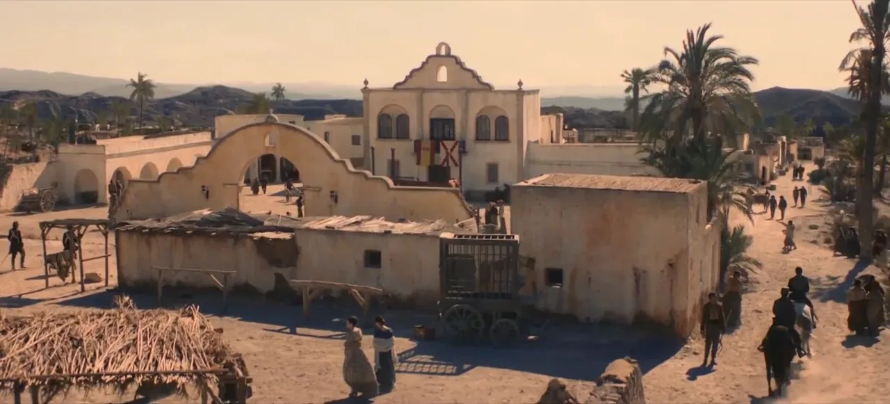 Plan de la série Zorro dans le dossier de presse RTL : village colonial espagnol blanchi à la chaux, palmiers et cavaliers