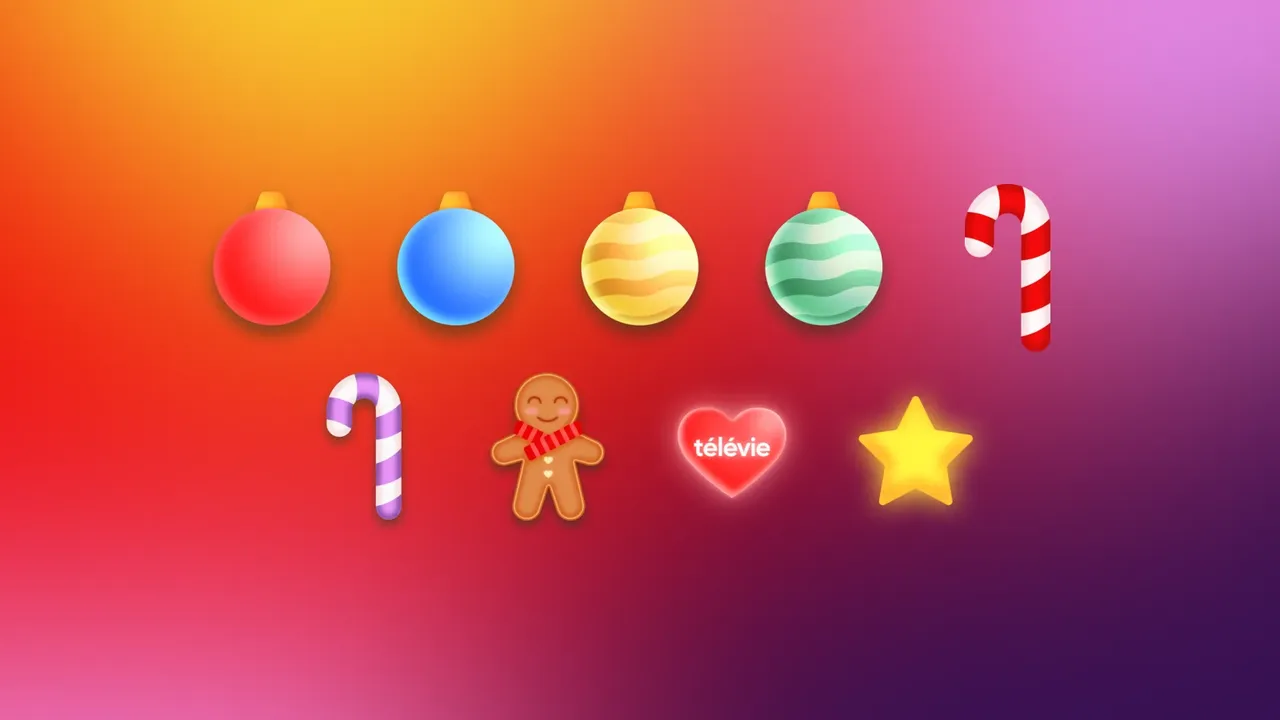 Les décorations du sapin alignées : boules unies, boules à motif, cannes à sucre, bonhomme en spéculoos, cœur Télévie et étoile